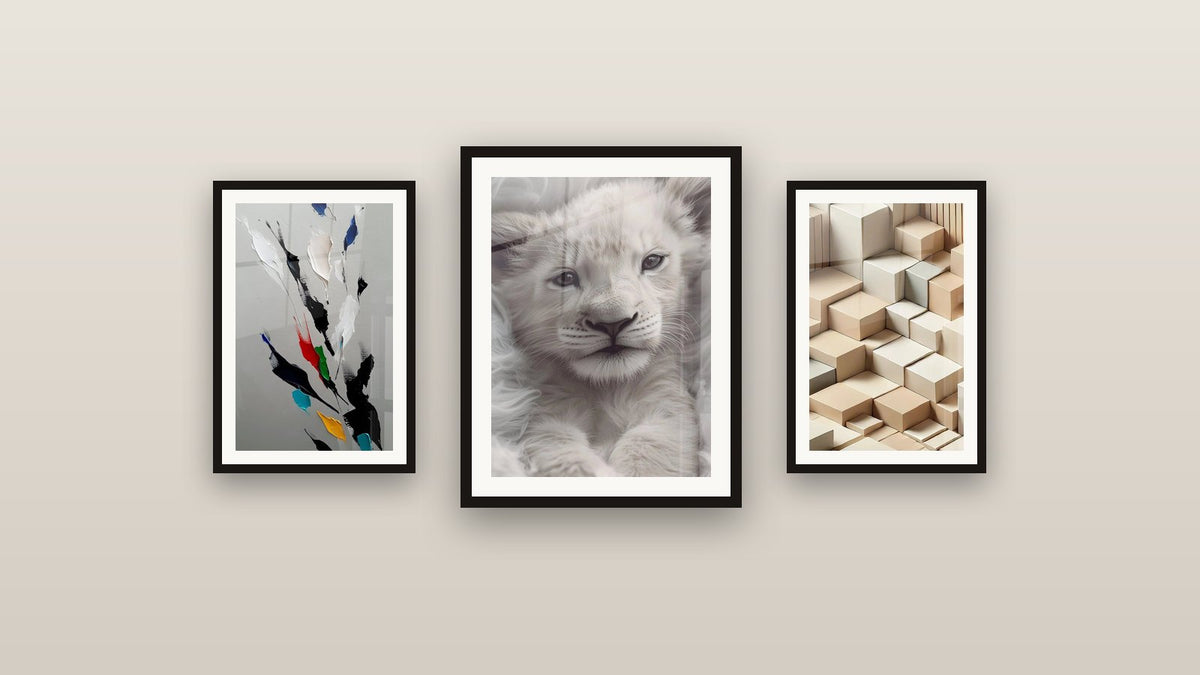 Parete galleria con tre quadri incorniciati: Di piume astratte, Minimalismo Scolpito e Leone cucciolo N°1