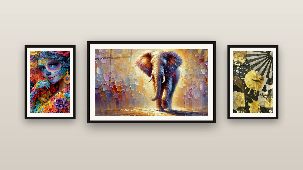 Mur de galerie avec trois tableaux encadrés, dont Colosse de Lumière et Catrina bleue et jaune parée de fleurs