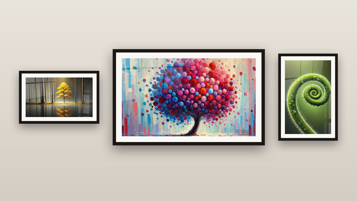 Mur de galerie avec trois tableaux encadrés : Tranquillité Éternelle, Arbre de Joie et Spirale de Vie