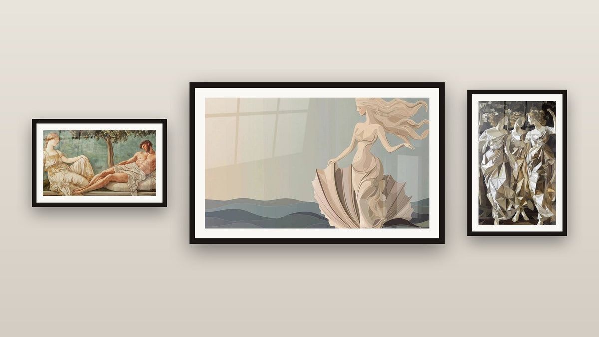 Mur de galerie avec trois tableaux encadrés