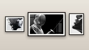 Pared de galería con tres cuadros enmarcados: Esgrimista, Rostro Femenino Abstracto y Mujer Perfil