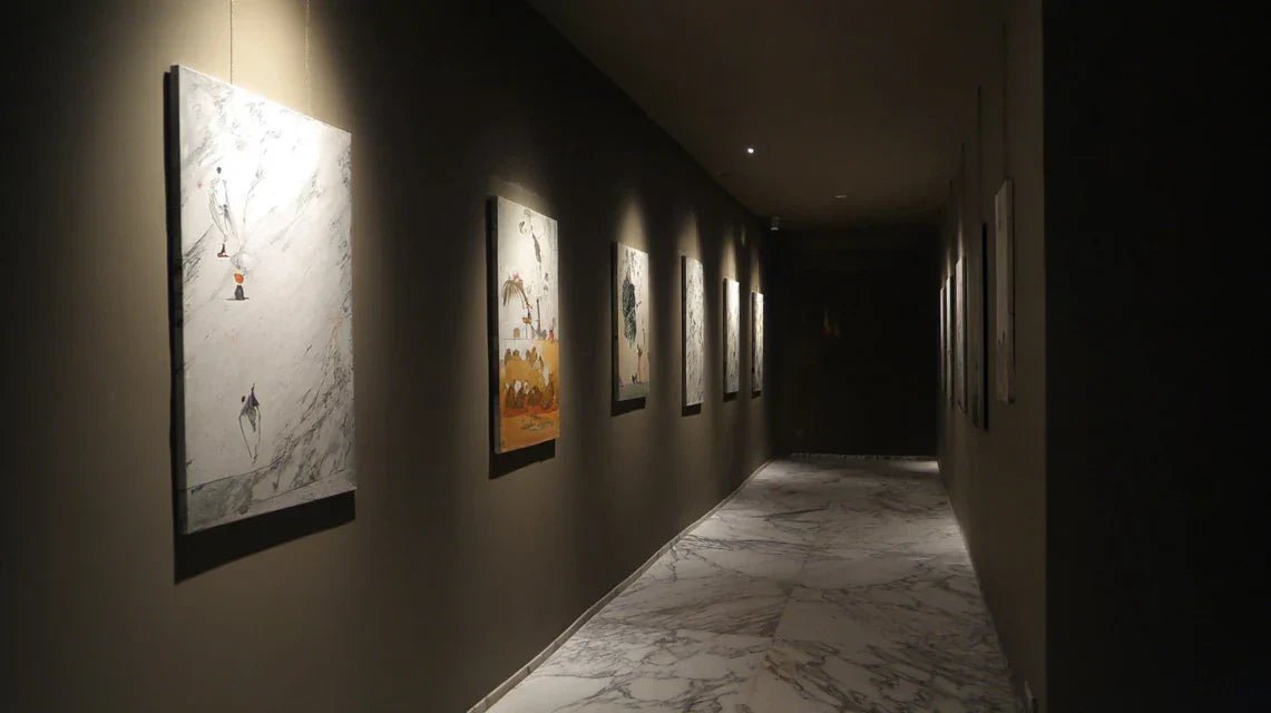 Rythmer un couloir trop long avec des tableaux : créez un chemin visuel