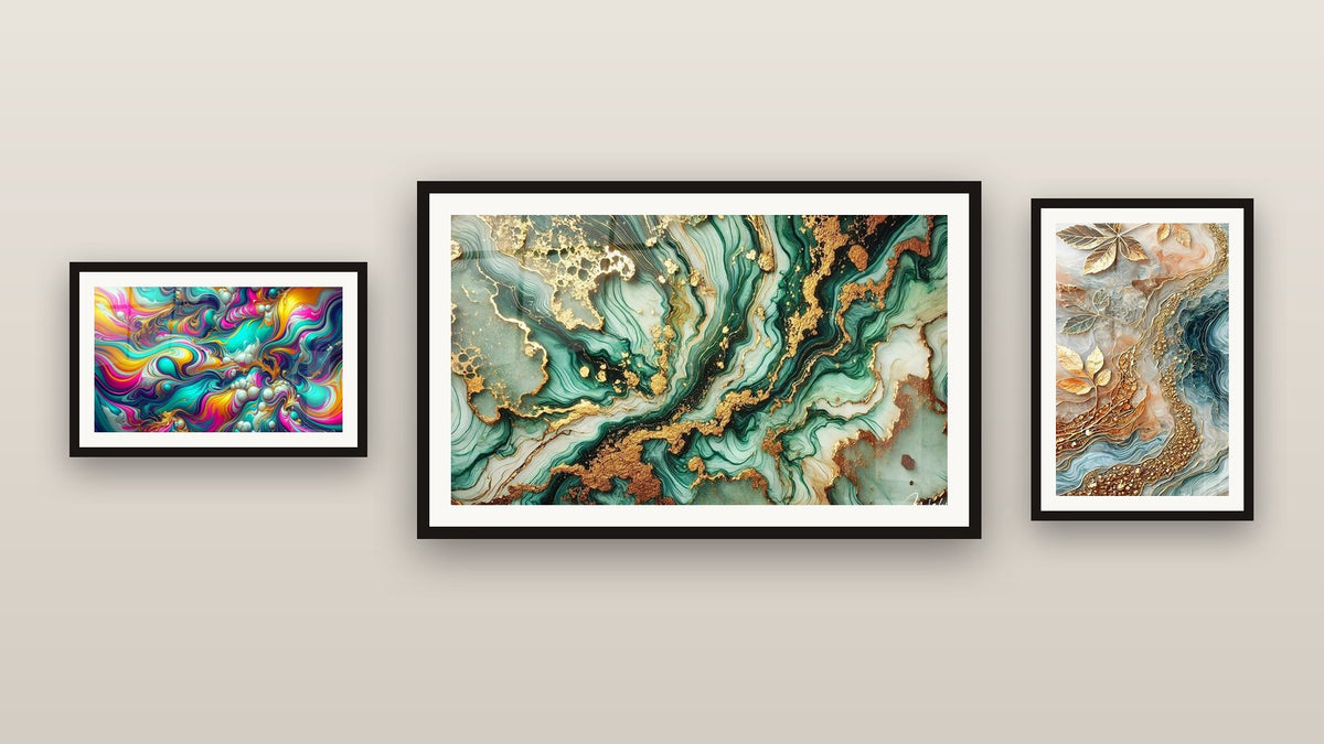 Mur de galerie avec trois tableaux encadrés : Cosmic Viscosity, Marbrures Mystiques et Feuilles d'Or