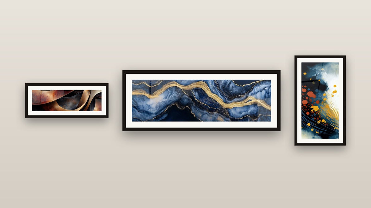 Galerijwand met drie ingelijste schilderijen, waaronder Vloeibaar Marmer Eeuwigheid Blauw en Sinuosités Meditatie Oker
