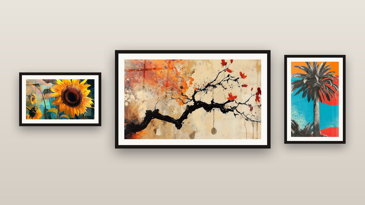 Pared de galería con tres cuadros enmarcados: Terracota N°4, Girasol N°1 y Palmera negra sobre sol naranja y azul