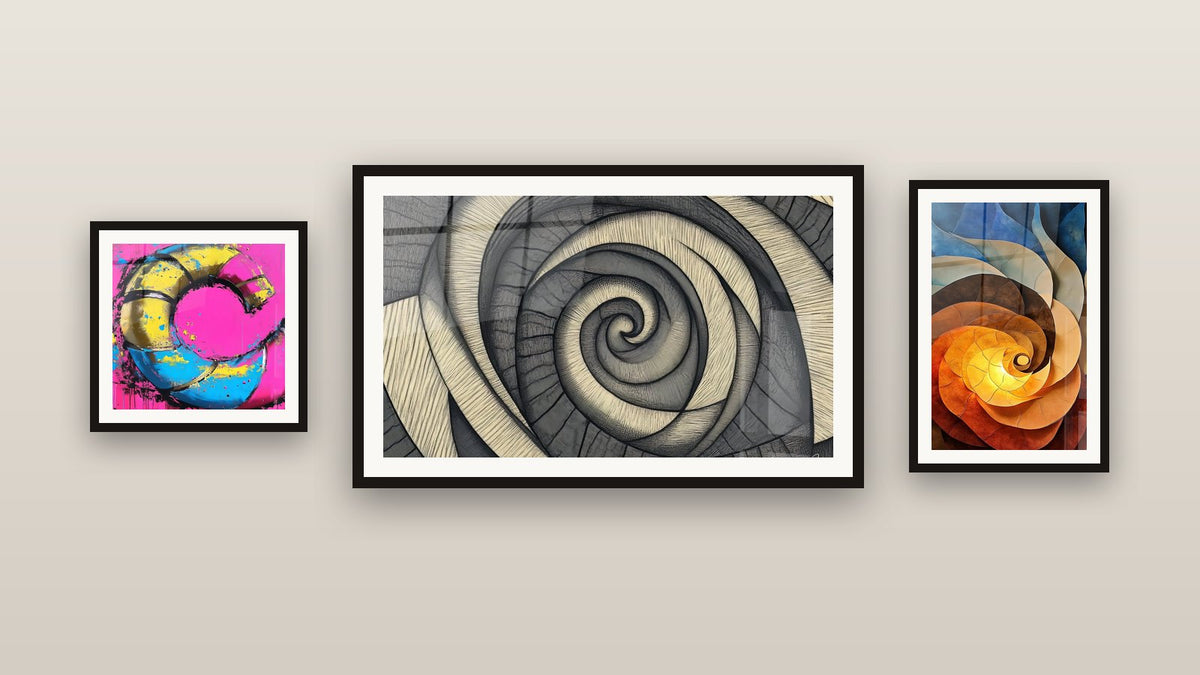 Mur de galerie avec trois tableaux encadrés : Spirale multicolore, Spirale colorée et Spirale géométrique texturée