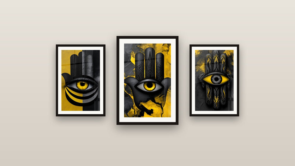 Mur de galerie avec trois tableaux encadrés, dont Main de fatma noire et jaune à œil sculpté