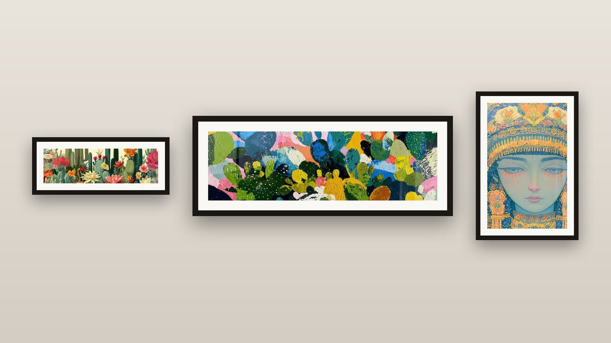 Mur de galerie avec trois tableaux encadrés, dont Cactus Colorés Abstraits