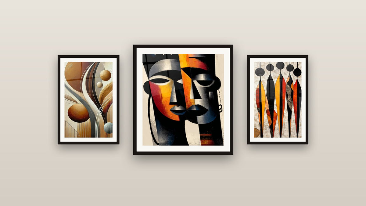 Parete galleria con tre quadri incorniciati: Silhouette Africane Dialogo Astratto, Serenità Astratta e Maschere Africane di