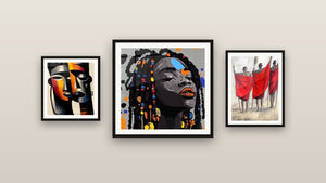 Galerijwand met drie ingelijste schilderijen, waaronder Afrikaanse Vrouw Vrije Geest en Afrikaanse Maskers