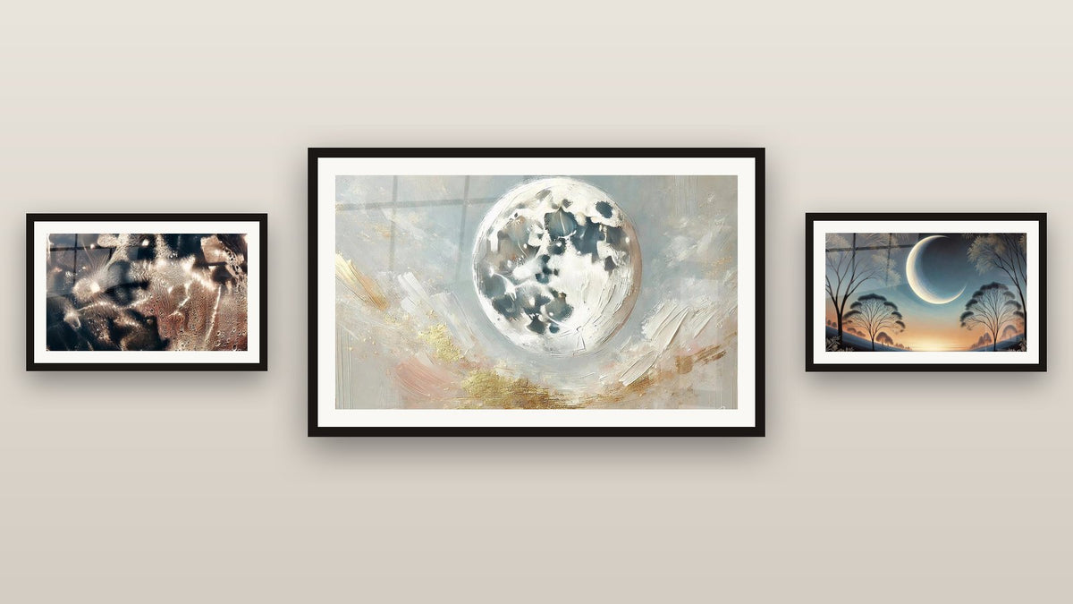 Pared de galería con tres cuadros enmarcados: La Luna y el Oro, La Huella de la Eternidad y Dulzor Astral