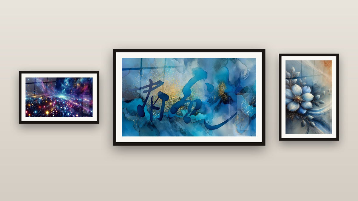 Mur de galerie avec trois tableaux encadrés : Abstrait bleu doré, Bleu de Minuit et Champ Astral Numérisé