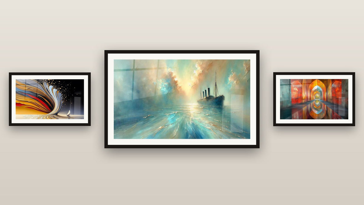 Pared de galería con tres cuadros enmarcados, entre ellos Remolino dinámico dorado y Arcos Brillantes Color Bermellón