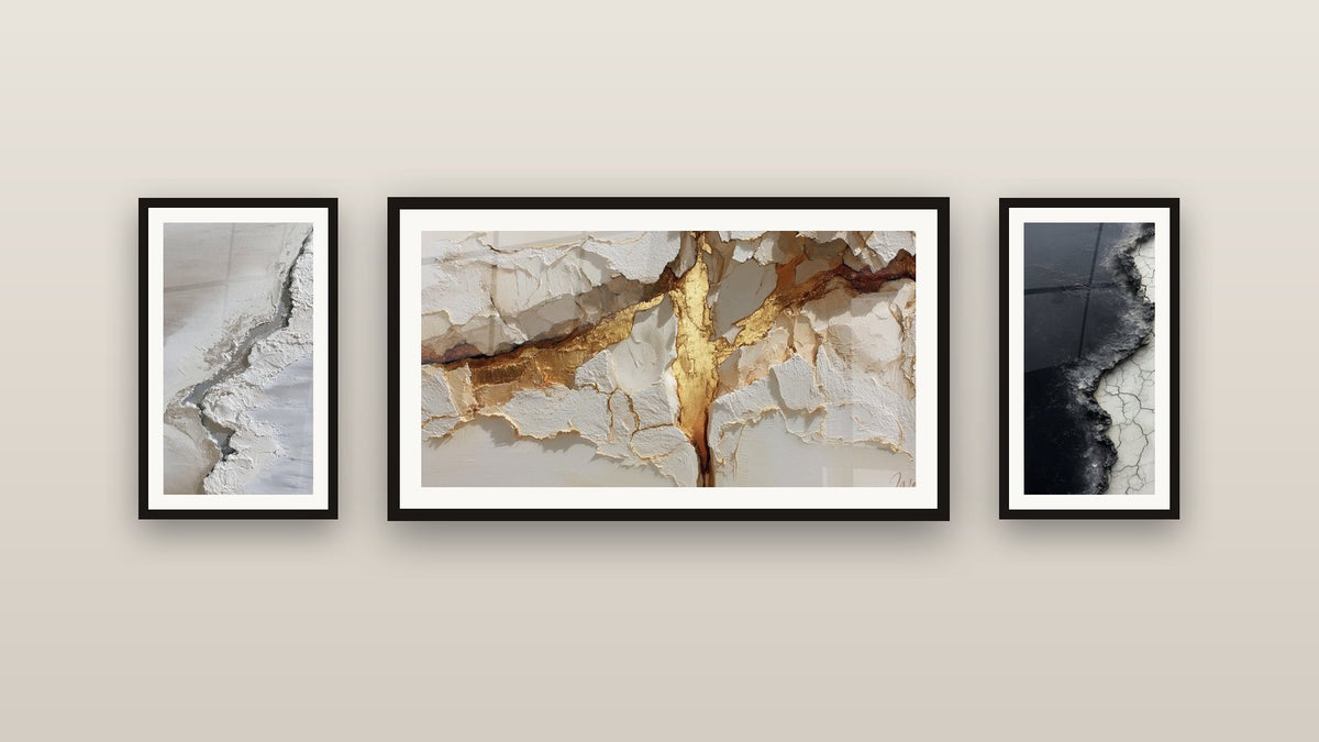 Mur de galerie avec trois tableaux encadrés, dont Abstrait Noir et Blanc Texture Craquelée
