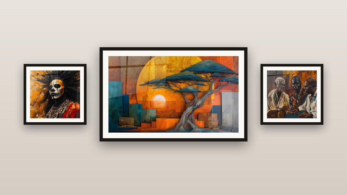 Mur de galerie avec trois tableaux encadrés, dont Africain Maître des vents et Arbre Rencontre du turquoise et de l'ambre