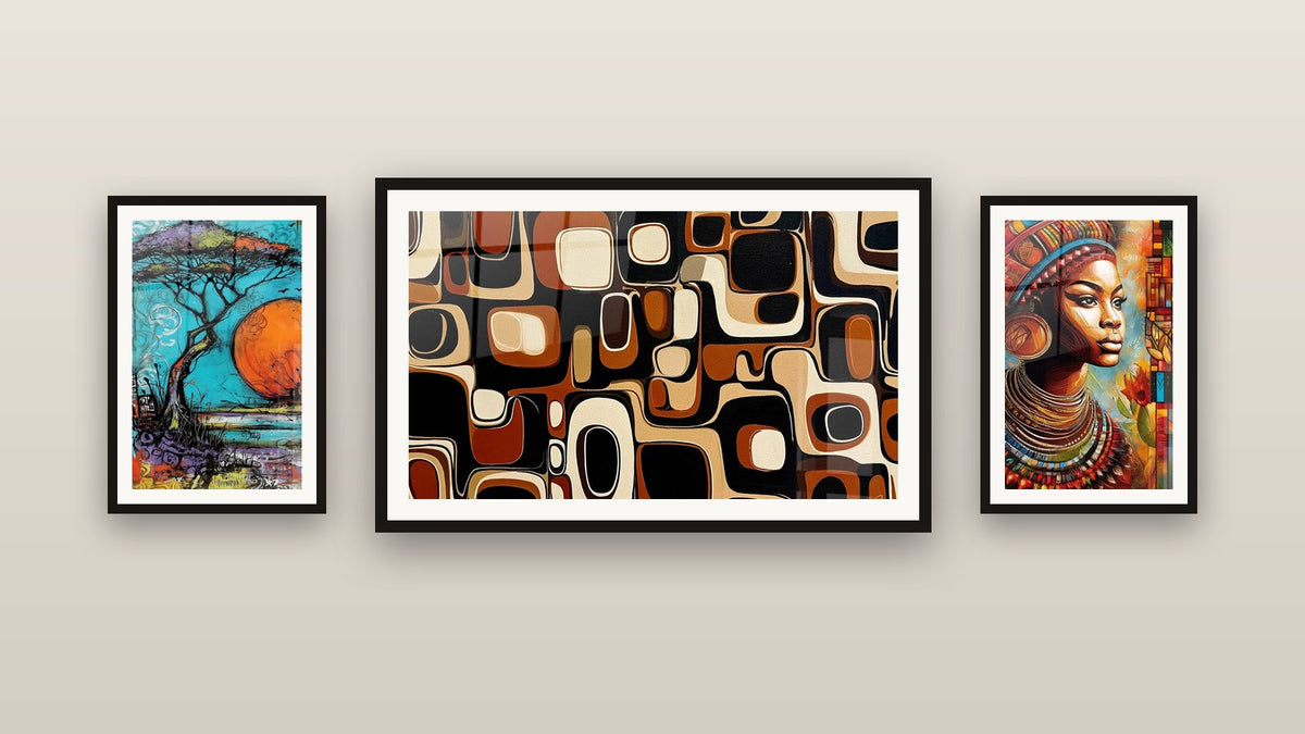 Pared de galería con tres cuadros enmarcados: Acacia Raíces del Tiempo, Formas Geométricas y El Resplandor de África