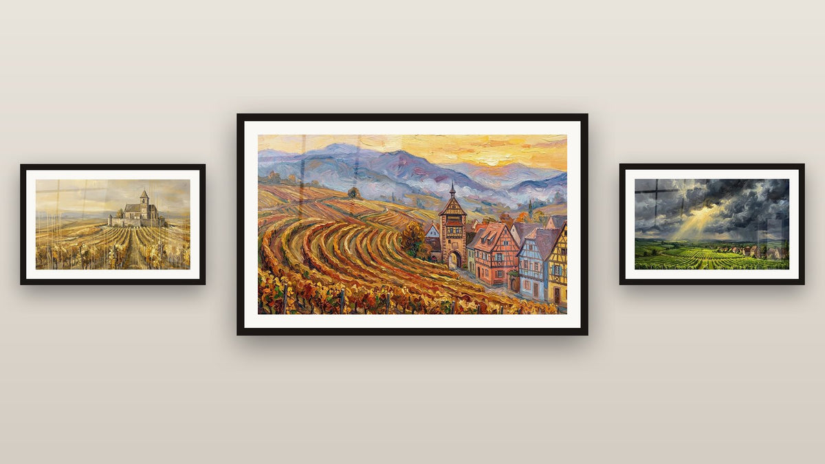 Pared de galería con tres cuadros enmarcados: Viñedos Alsacianos, Viñedo Alsaciano y Pueblo Vitivinícola Alsaciano