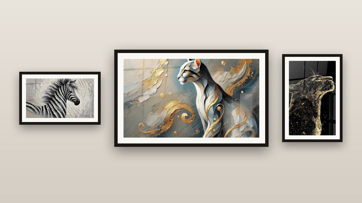 Mur de galerie avec trois tableaux encadrés : Éclat Furtif, Harmonie Rayée et Jaguar N°4