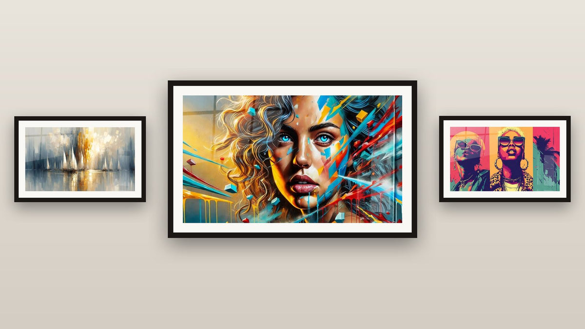 Pared de galería con tres cuadros enmarcados: Arte Moderno, El Masque del Caos y Aurora sobre la Bahía