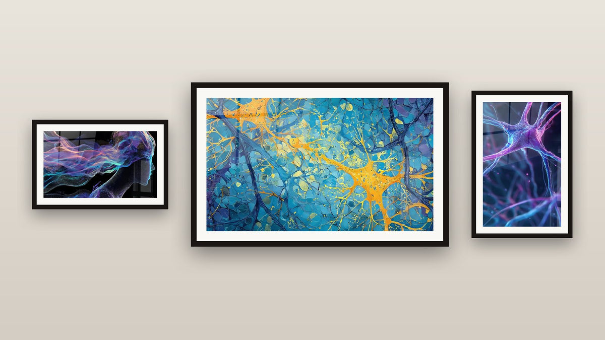 Mur de galerie avec trois tableaux encadrés : Profil féminin luminescent, Neurone luminescent et Réseau de Neurones