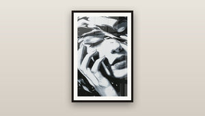 Ingelijst schilderij aan een muur: Vrouw Emotioneel