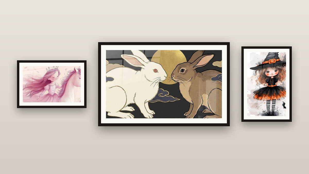 Mur de galerie avec trois tableaux encadrés, dont Sorcière N°1 et Princesse N°1