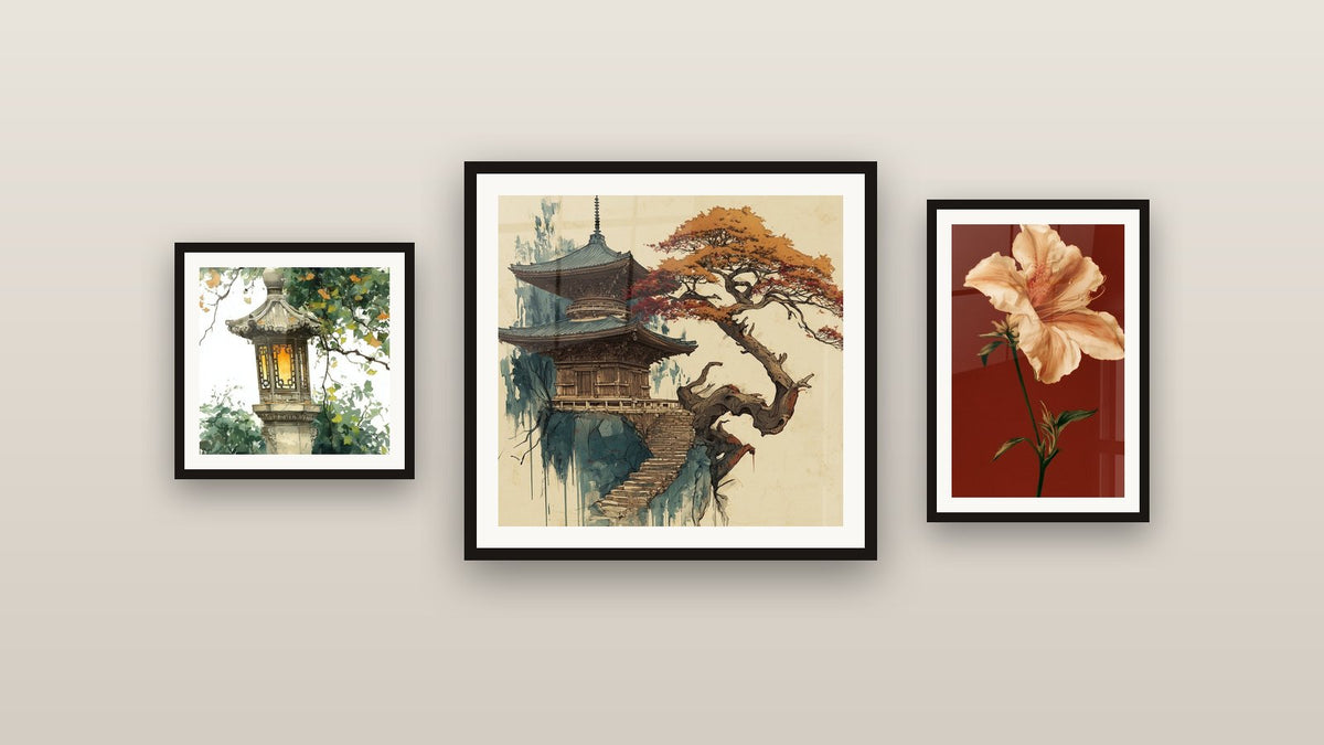 Mur de galerie avec trois tableaux encadrés