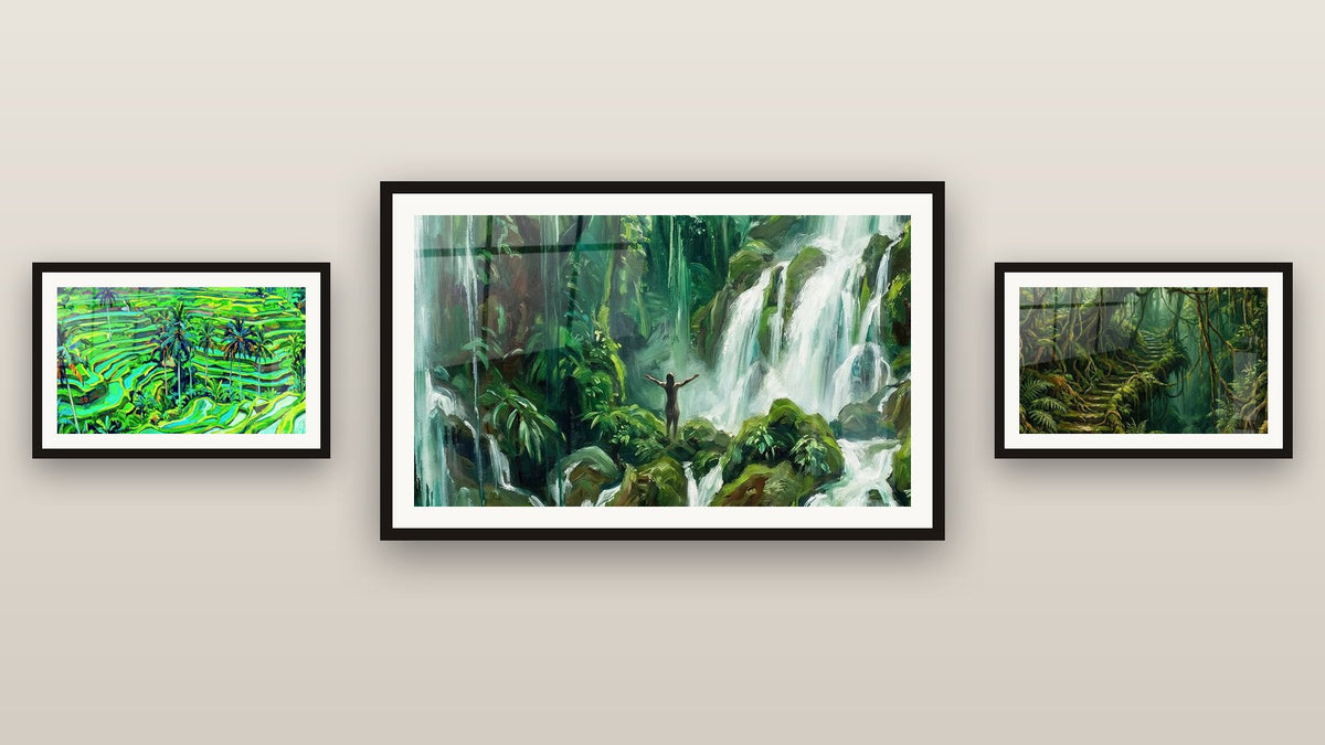 Mur de galerie avec trois tableaux encadrés, dont Rizières en Terrasses Vertes avec Palmiers