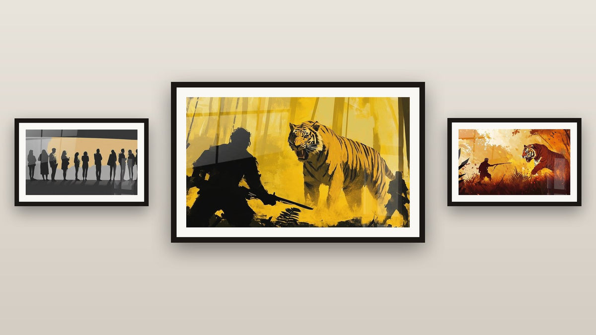Mur de galerie avec trois tableaux encadrés
