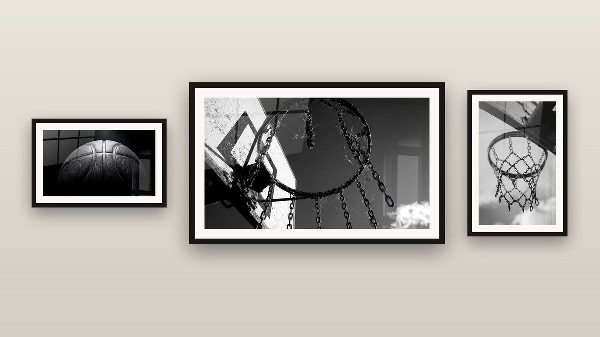Mur de galerie avec trois tableaux encadrés : Ballon de Basket, Panier de basketball et Basketball Panier Vue Bas