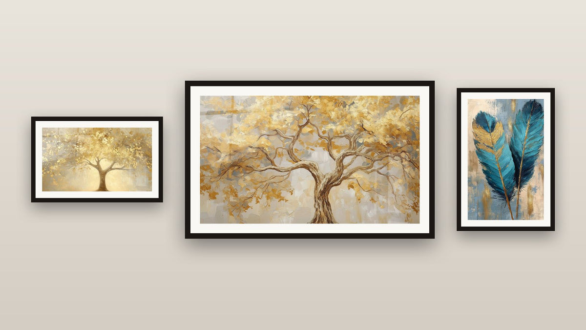 Mur de galerie avec trois tableaux encadrés