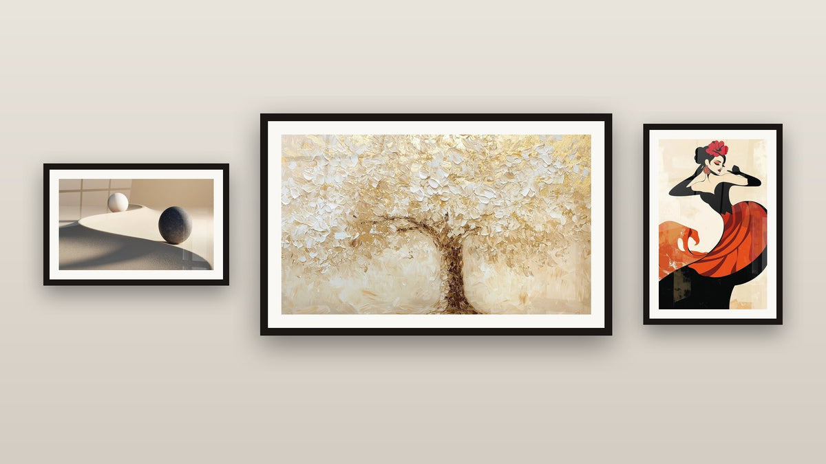 Mur de galerie avec trois tableaux encadrés, dont La Dame Rouge