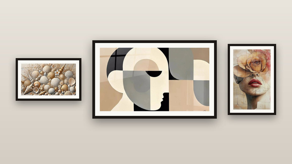 Mur de galerie avec trois tableaux encadrés : Visage fragmenté, Beauté Fanée -Édition Visage Abstrait et Joyaux des Sables