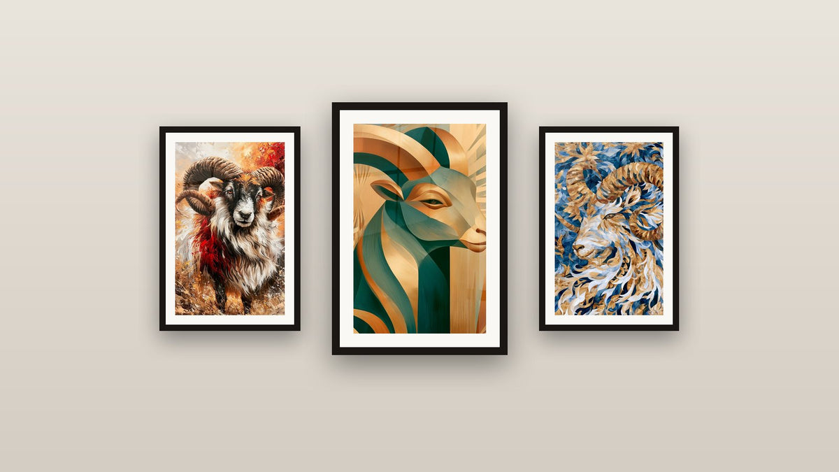 Mur de galerie avec trois tableaux encadrés, dont Bélier doré vert émeraude cornes torsadées