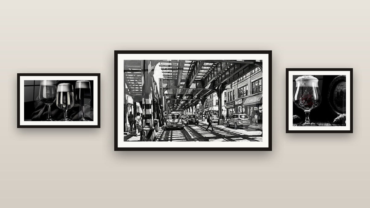 Pared de galería con tres cuadros enmarcados, entre ellos Vidrio Pie Negro y Blanco Espuma Abundante