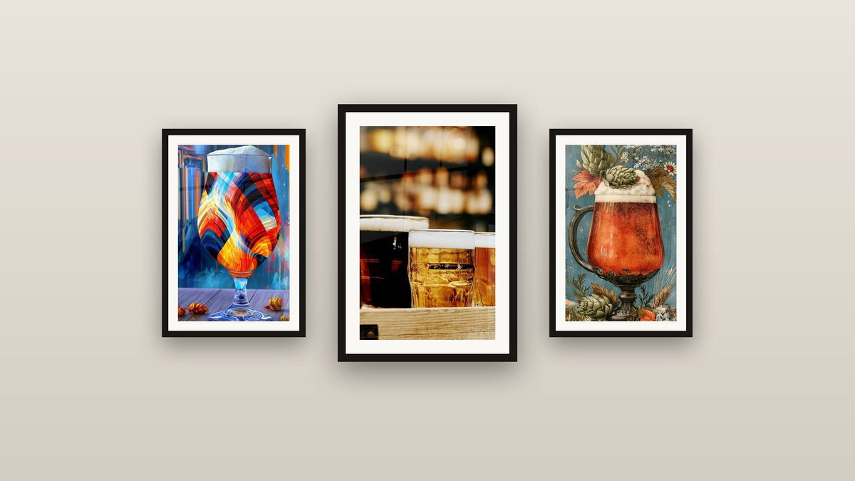 Mur de galerie avec trois tableaux encadrés, dont Verres dorés ambrés mousse blanche et Verre à bière orange et bleu éclatant
