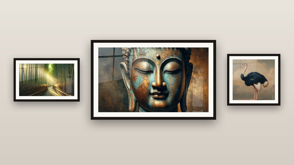 Mur de galerie avec trois tableaux encadrés, dont Paix Profonde et Allée Zen
