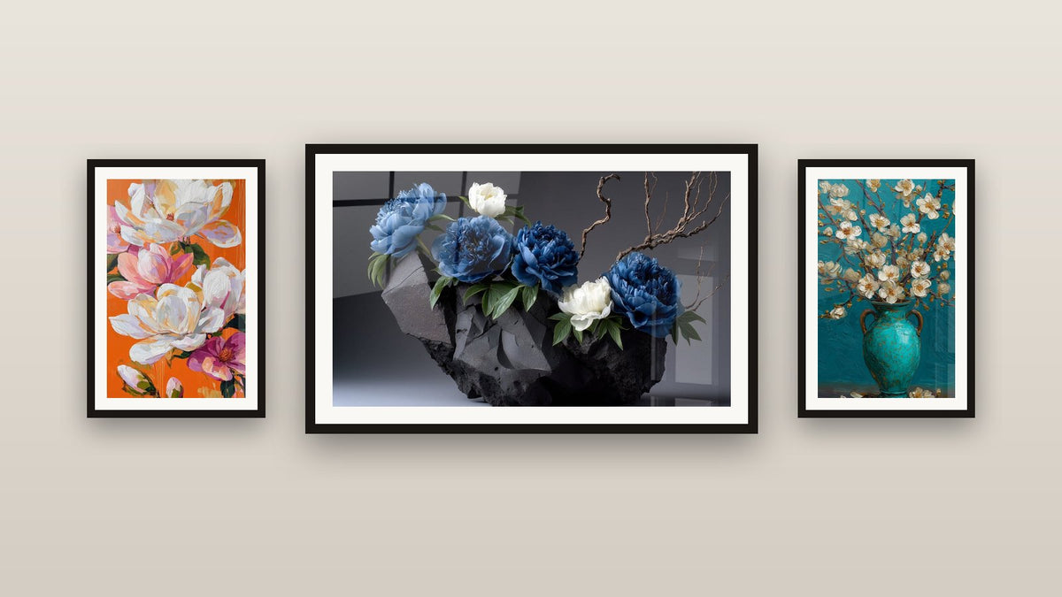 Mur de galerie avec trois tableaux encadrés, dont Vase Turquoise aux Fleurs Blanches