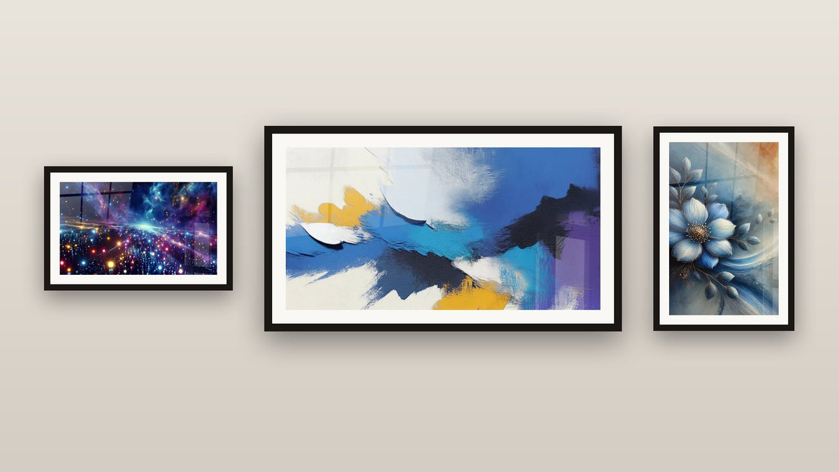 Mur de galerie avec trois tableaux encadrés : Bleu de Minuit, Champ Astral Numérisé et Abstrait coloré