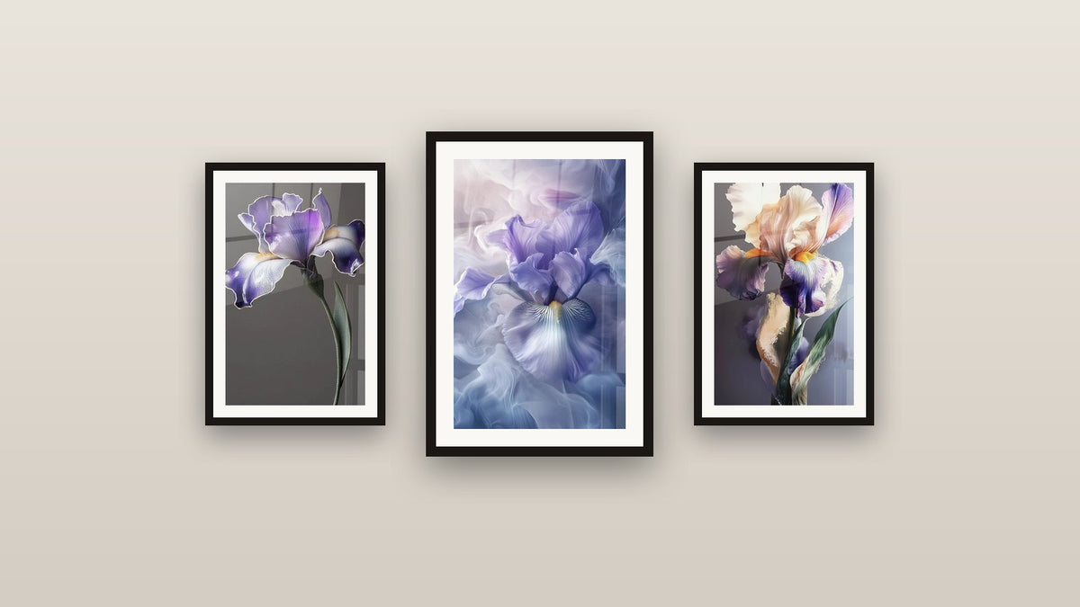 Galeriewand mit drei gerahmten Gemälden, darunter Iris Bild Nr. 4 und Iris-Wandbild Nr. 9