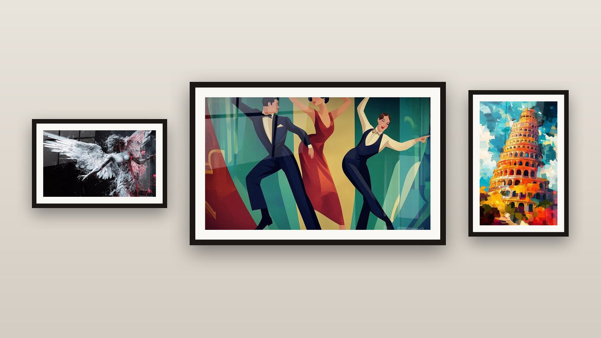 Mur de galerie avec trois tableaux encadrés