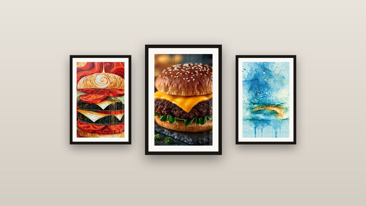Mur de galerie avec trois tableaux encadrés, dont Burger bleu délavé aux touches ocre
