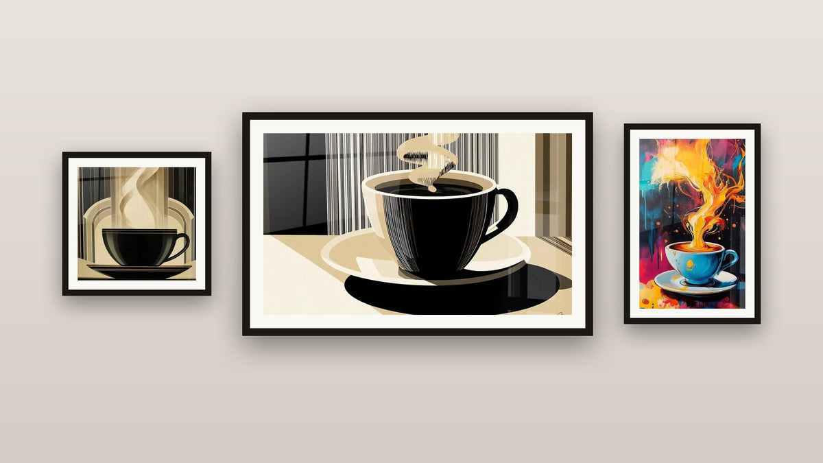 Mur de galerie avec trois tableaux encadrés, dont Tasse de Café et Café N°1