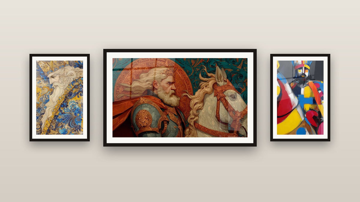 Mur de galerie avec trois tableaux encadrés : Charlemagne Destrier Sacré, Roi Puissance Géométrique et Roi Ornements Sacrés