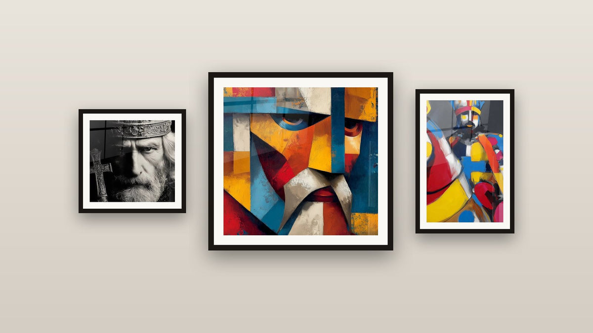 Mur de galerie avec trois tableaux encadrés : Roi Puissance Géométrique, Visage Cristaux d'Expression et Roi Barbe d'Argent