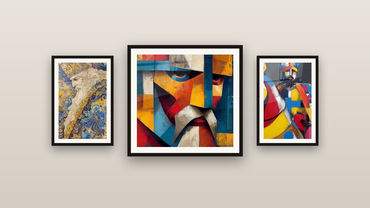 Mur de galerie avec trois tableaux encadrés : Visage Cristaux d'Expression, Roi Puissance Géométrique et Roi Ornements Sacrés