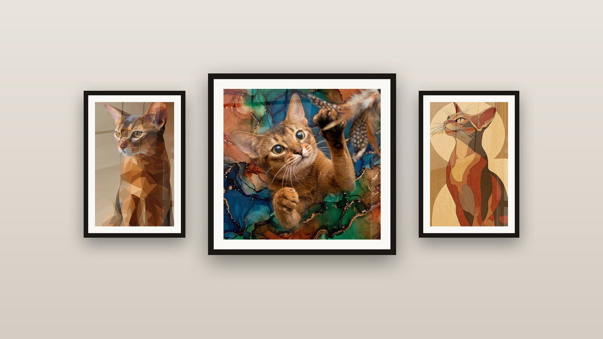 Mur de galerie avec trois tableaux encadrés : Chat Abyssin Art Déco, Chat Abyssin Polygonal et Chat Abyssin Playful