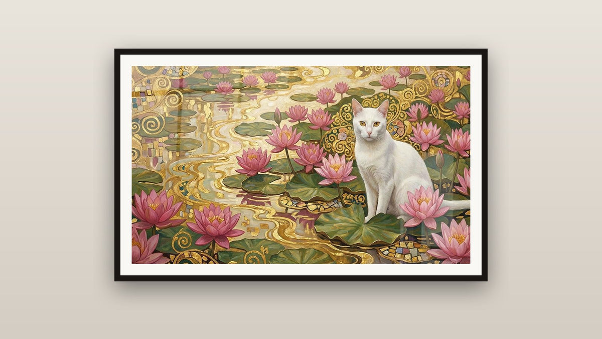 Gerahmtes Gemälde an einer Wand: Khao Manee Katze im Lotus-Garten