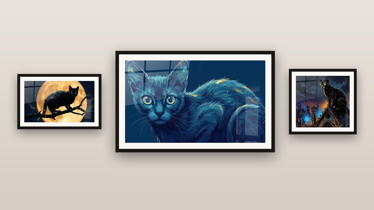 Mur de galerie avec trois tableaux encadrés : Chat Bleu Mystique, Chat Noir sur Cathédrale et Chat Noir Lune Dorée