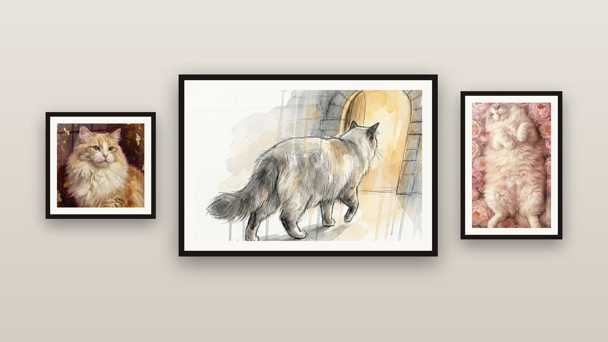 Mur de galerie avec trois tableaux encadrés, dont Chat Ragamuffin aux Pivoines Roses et Chat Ragamuffin Aquarelle